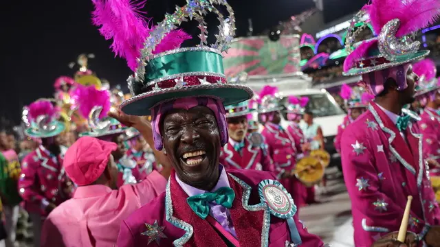 epaselect epa11149166 Members of the Mangueira samba school parade during the second day of the Rio de Janeiro carnival at the Sambadrome in Rio de Janeiro, Brazil, early 13 February 2024.  EPA/ANDRE COELHO