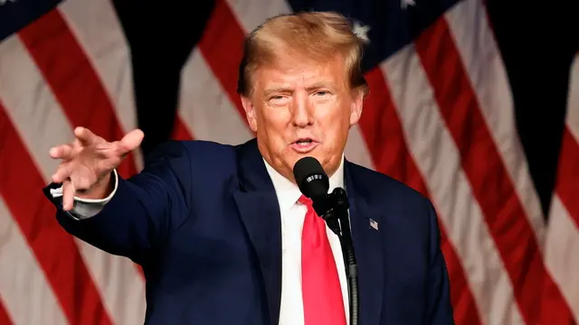 epa11138550 Republican presidential candidate and former US president Donald J. Trump speaks at his campaign hosted caucus night watch party event at the Treasure Island Resort & Casino in Las Vegas, Nevada, USA, 08 February 2024.  EPA/JOHN MABANGLO