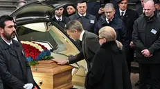 Emaniuele Filiberto e Marina Doria davanti al feretro durante il funerale di Vittorio Emanuele di Savoia presso il duomo di Torino, 10 febbraio 2024 ANSA/ALESSANDRO DI MARCO