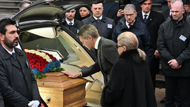 Emaniuele Filiberto e Marina Doria davanti al feretro durante il funerale di Vittorio Emanuele di Savoia presso il duomo di Torino, 10 febbraio 2024 ANSA/ALESSANDRO DI MARCO