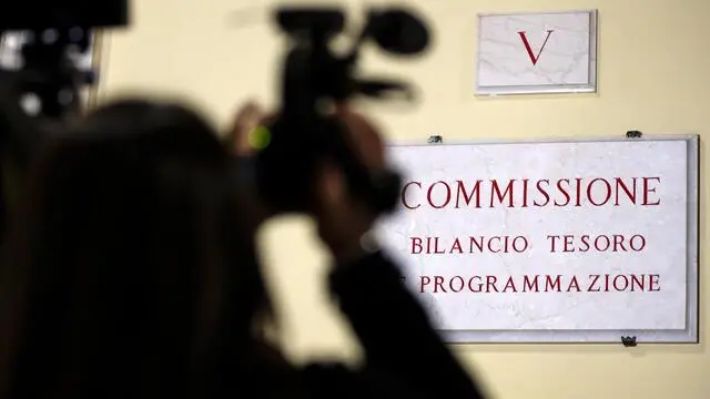 La targa dellla Commissioni Bilancio durante la discussione sulla manovra economica alla Commissione della Camera, Roma, 27 dicembre 2018. ANSA/ANGELO CARCONI