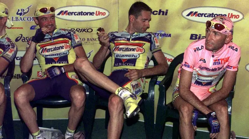 Marco Pantani in maglia rosa con i compagni di squadra bresciani, Enrico Zaina e Marco Velo - Foto Calabrò
