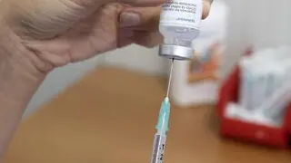 epa10234370 A nurse draws individual doses of the new Moderna Spikevax mRNA COVID-19 vaccine from a glass vial into syringes at the centre of the Geneva University Hospitals (HUG), that opened for the public to get the forth booster dose againt COVID, in Geneva, Switzerland, 10 October 2022. The forth dose booster is available for all persons with the new Moderna Spikevax mRNA COVID-19 vaccine. EPA/SALVATORE DI NOLFI