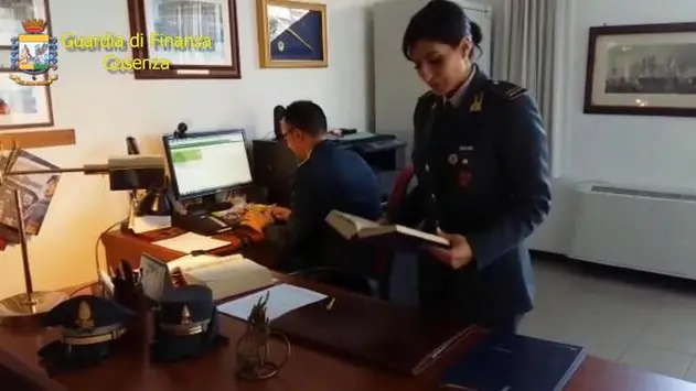 Nel fermo immagine del video diffuso il 22 novembre 2019, un momento dell'operazione della Guardia di Finanza conclusasi con l'esecuzione di cinque misure interdittive di divieto temporaneo della professione nei confronti di altrettanti commercialisti. Avrebbero apposto visti di conformità su dichiarazioni Iva consentendo la compensazione di crediti inesistenti per il pagamento di contributi, imposte, ritenute e cartelle esattoriali. I reati contestati ai diversi indagati, vanno dal concorso nel reato di dichiarazione fraudolenta mediante altri artifici a quello di indebita compensazione.
ANSA/ GUARDIA DI FINANZA COSENZA
+++ ANSA PROVIDES ACCESS TO THIS HANDOUT PHOTO TO BE USED SOLELY TO ILLUSTRATE NEWS REPORTING OR COMMENTARY ON THE FACTS OR EVENTS DEPICTED IN THIS IMAGE; NO ARCHIVING; NO LICENSING +++ 