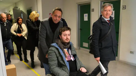 Nicolo' Maja arriva nel tribunale di Busto Arsizio (Varese) dove ha rivisto per la prima volta il padre Alessandro da quando, nel maggio scorso, l'uomo ha ucciso nel sonno la moglie Stefania Pivetta, la figlia Giulia e ha gravemente ferito il 24enne Nicolo', oggi in carrozzina dopo una serie di interventi chirurgici. Stamani il ragazzo si é presentato con una maglietta con le immagini della madre Stefania e della sorella Giulia, 17 febbraio 2023.
ANSA/Agenzia Blitz Varese