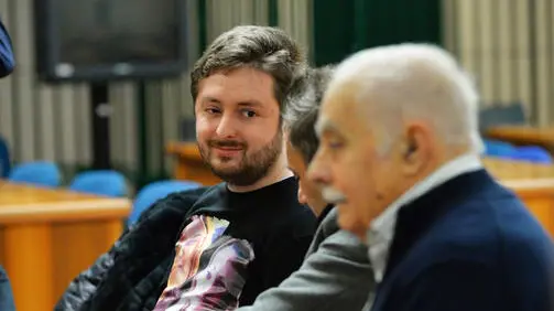 Nicolo' Maja arriva nel tribunale di Busto Arsizio (Varese) dove ha rivisto per la prima volta il padre Alessandro da quando, nel maggio scorso, l'uomo ha ucciso nel sonno la moglie Stefania Pivetta, la figlia Giulia e ha gravemente ferito il 24enne Nicolo', oggi in carrozzina dopo una serie di interventi chirurgici. Stamani il ragazzo si é presentato con una maglietta con le immagini della madre Stefania e della sorella Giulia, 17 febbraio 2023.
ANSA/Agenzia Blitz Varese