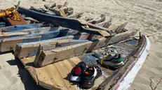 Dopo 19 giorni, il mare continua a restituire effetti personali dei migranti e oggetti legati alla tragedia avvenuta il 26 febbraio sulla spiaggia di Steccato di Cutro in Calabria, 16 marzo 2023. 
ANSA/Francesco Ceraudo