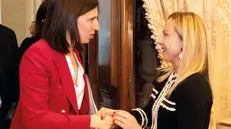 La presidente del Consiglio, Giorgia Meloni, con la segretaria del Pd, Elly Schlein a Palazzo Montecitorio il 9 maggio 2023 ANSA/FILIPPO ATTILI