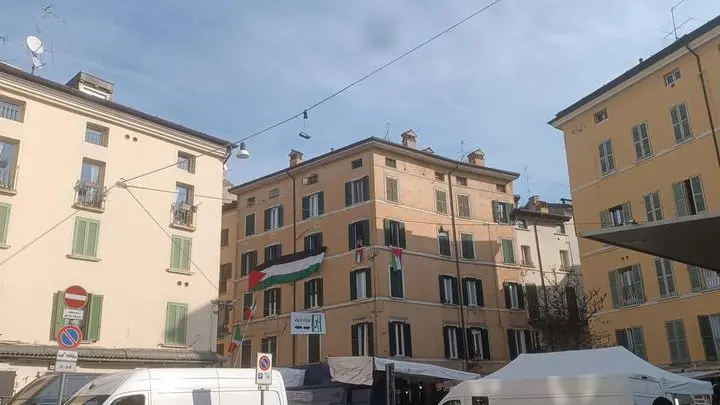 La protesta pro-Palestina alla fiera di San Faustino - © www.giornaledibrescia.it