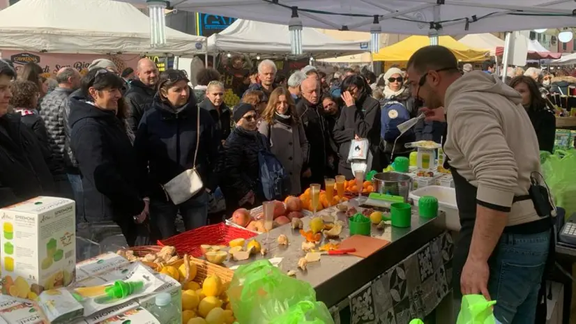 I venditori si sgolano tra le bancarelle: è il San Faustino della tradizione - Foto New Reporter Favretto © www.giornaledibrescia.it