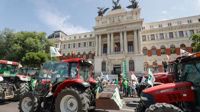 epa10727323 Farmers from various regions of Spain with their tractors take part in a farmers' protest  in front of the Ministry of Agriculture headquarters in Madrid, Spain, 05 July 2023. Spanish farmers staged a protest called by the 'Farmers Unions' association against the rise of costs and demand the central government's assistance to confront the drought and the rise of costs.  EPA/Javier Lizon