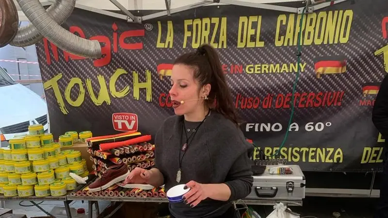 Tanti gli oggetti in vendita tra le bancarelle della fiera di San Faustino