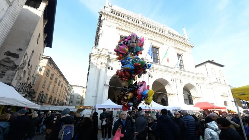 Fiera di San Faustino, le bancarelle per le vie della città