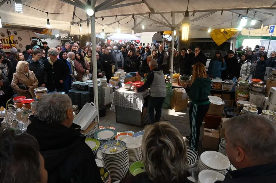 Tra i venditori ambulanti, a San Faustino anche quello di piatti e stoviglie