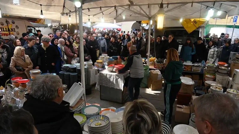 Tra i venditori ambulanti, a San Faustino anche quello di piatti e stoviglie