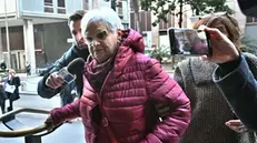 La mamma di Nada Cella, Silvana Smaniotto con una parente, al suo arrivo al palazzo di Giustizia, per l'udienza preliminare per riaprire il caso per l’omicidio di 28 anni fa, c’è un’indagata Annalucia Cecere che ai tempi dell'omicidio viveva a Chiavari. Genova, 15 febbraio 2024.
ANSA/LUCA ZENNARO