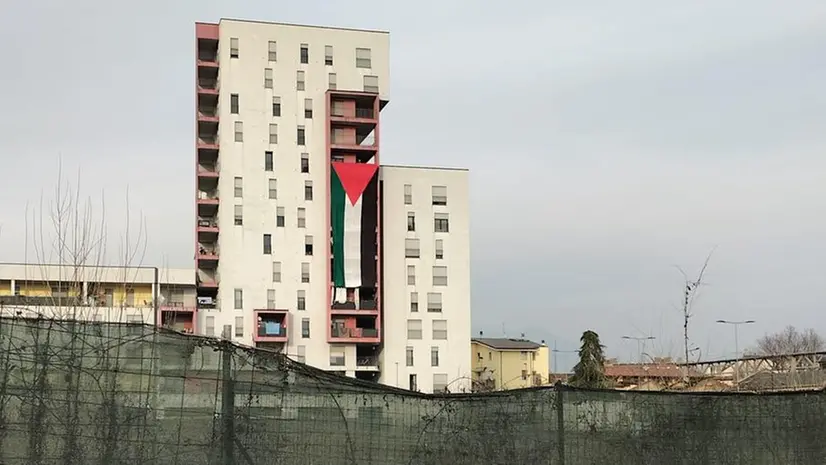 La bandiera della Palestina alle Case del Sole - © www.giornaledibrescia.it
