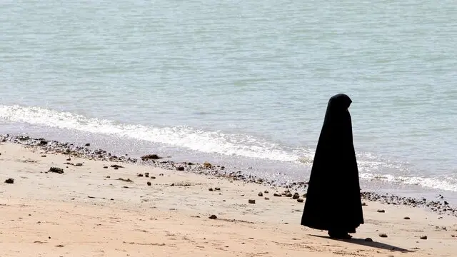 epa03062654 An Iranian woman stands on the shore of the Sea of Oman near the Strait of Hormuz, in the city of Chabahar, south-eastern Iran, 16 January 2012. Reports state that the US government has warned Iran's supreme leader Ayatollah Ali Khamenei that blocking the strategic Strait of Hormuz in the Persian Gulf was a 'red line,' and would provoke a response. Iran has threatened to block the Strait of Hormuz, a strategic waterway where around 20 per cent of the world's daily oil trade is shipped through. EPA/ABEDIN TAHERKENAREH