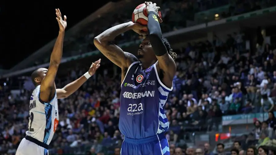 Kenny Gabriel tira a canestro a Torino contro Napoli - Foto Alfredo de Lise Ciamillo Castoria © www.giornaledibrescia.it