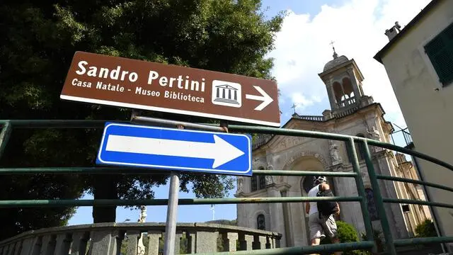 Un cartello indica la direzione della casa natale del Presedente della Repubblica Sandro Pertini a Stella. 13 settember 2016 a Stella (SV)
ANSA/LUCA ZENNARO