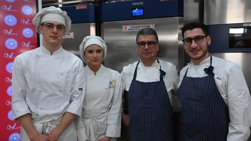 Chef Beppe Maffioli con gli studenti dell'istituto Vincenzo Dandolo
