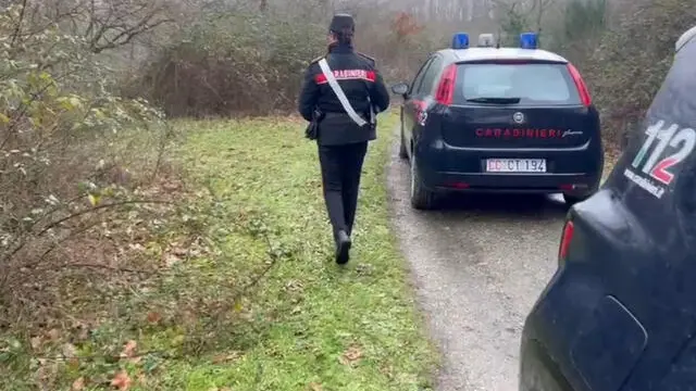 I Carabinieri sul luogo in cui un uomo è morto sbranato da alcuni rottweiler mentre faceva jogging nei pressi del parco di Manziana, vicino Roma, 11 febbraio 2024. ANSA/ US/ CARABINIERI +++ ANSA PROVIDES ACCESS TO THIS HANDOUT PHOTO TO BE USED SOLELY TO ILLUSTRATE NEWS REPORTING OR COMMENTARY ON THE FACTS OR EVENTS DEPICTED IN THIS IMAGE; NO ARCHIVING; NO LICENSING +++ NPK +++