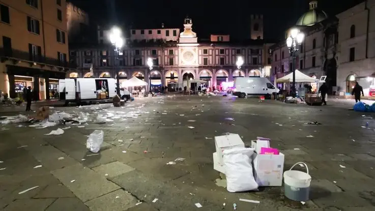 La pulizia del centro storico dopo la fiera di San Faustino