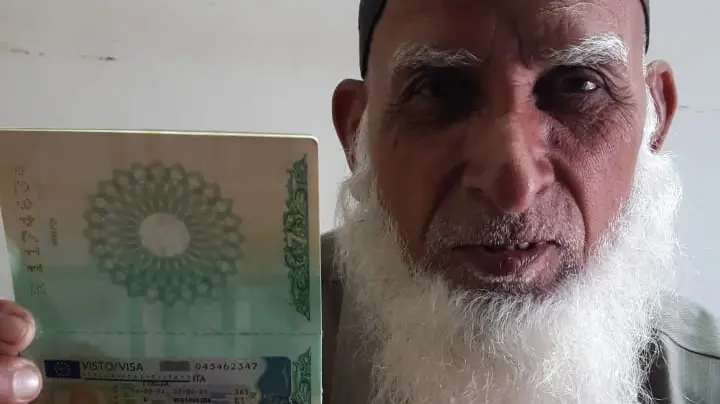 Il nonno mostra con orgoglio il passaporto - © www.giornaledibrescia.it