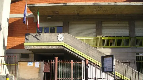 L'ingresso della scuola primaria Nodari a Navezze