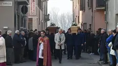 I funerali dei due coniugi morti in A21