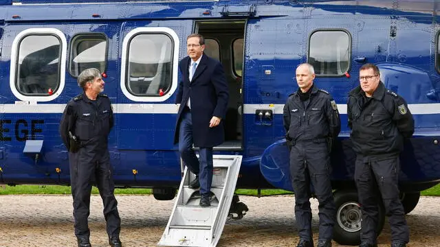 epa11157471 President of Israel Isaac Herzog disembarks from a helicopter in front of Bellevue palace to meet with the German president, in Berlin, Germany, 16 February 2024. According to the Israeli Foreign Ministry, the meeting will focus on efforts to release further Israeli hostages held by Hamas. Herzog will later depart to attend the Munich Security Conference (MSC). EPA/HANNIBAL HANSCHKE