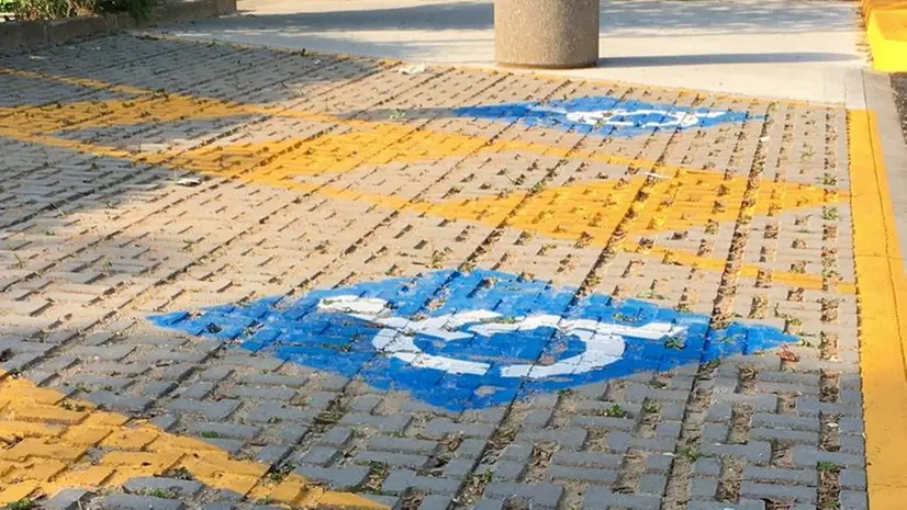 Parcheggi per le auto delle persone con disabilità - © www.giornaledibrescia.it