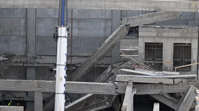 Un crollo si è verificato stamani in un cantiere a Firenze, in via Mariti, alla periferia della città dove è in corso la costruzione di un supermercato: avrebbe ceduto un muro di contenimento. Verifiche in corso per capire quanti operai possono essere rimasti coinvolti. Sul posto vigili del fuoco e polizia. Firenze, 16 Febbraio 2024
ANSA/CLAUDIO GIOVANNINI