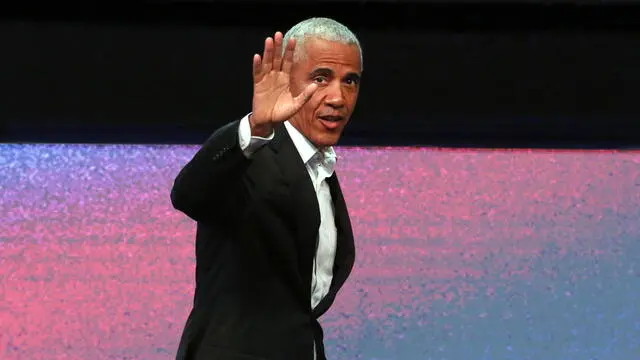 epa10706233 US former President Barack Obama arrives to attend a discussion at the Stavros Niarchos Foundation during the SNF Nostos Conference, on ways to strengthen democracy and the importance of supporting the next generation of leaders, in Athens, Greece, 22 June 2023.  EPA/ALEXANDER BELTES