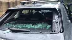 Il vetro infranto di un'auto (foto simbolica)