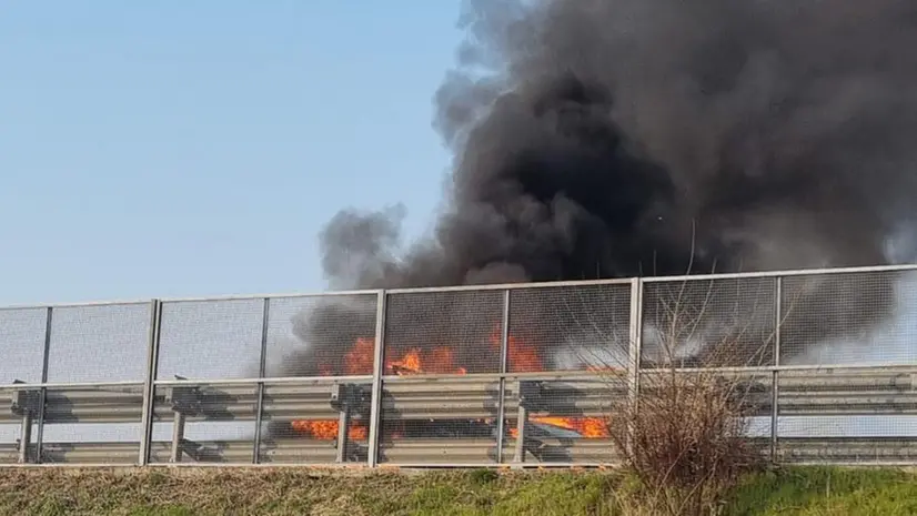 L'auto in fiamme in Tangenzale Sud - © www.giornaledibrescia.it