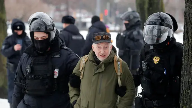 epa11160494 Police officers detain participants of a civil memorial service to Russian late opposition leader Alexei Navalny near the memorial to political prisoners in St. Petersburg, Russia, 17 February 2024. Russian opposition leader and outspoken Kremlin critic Alexei Navalny has died aged 47 in a penal colony, the Federal Penitentiary Service of the Yamalo-Nenets Autonomous District announced on 16 February 2024. A prison service statement said that Navalny 'felt unwell' after a walk on 16 February, and it was investigating the causes of his death. In late 2023 Navalny was transferred to an Arctic penal colony considered one of the harshest prisons.  EPA/ANATOLY MALTSEV