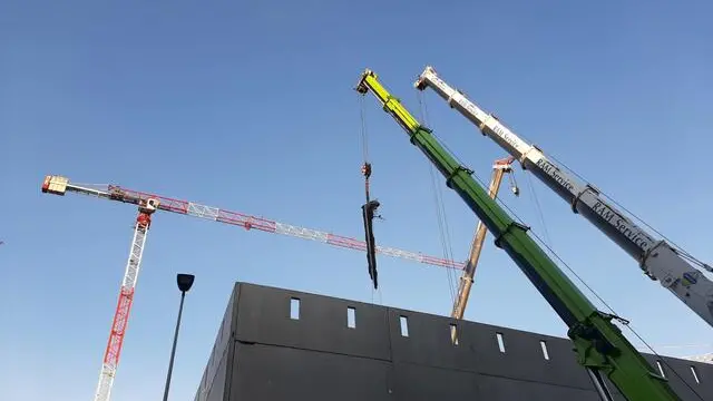 Vanno avanti a Firenze, nel cantiere di via Mariti, le operazioni dei vigili del fuoco per trovare l'ultimo operaio che risulta ancora disperso dopo il crollo avvenuto ieri mattina della porzione di edificio nell'area dove è in costruzione un supermercato Esselunga, 17 febbraio 2024. Al momento le vittime accertate sono quattro. Da poco è stata posizionata una seconda gru che servirà per rimuovere le travi di cemento armato che ieri sono crollate e devono essere spostate per permettere poi ai soccorritori di operare in sicurezza.
ANSA/ ROSARIA CARAMIELLO