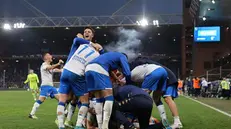 L'abbraccio di squadra dopo il gol di Adorni - Foto New Reporter Comincini © www.giornaledibrescia.it