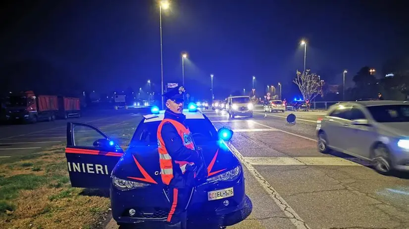 Un posto di blocco notturno dei carabinieri © www.giornaledibrescia.it