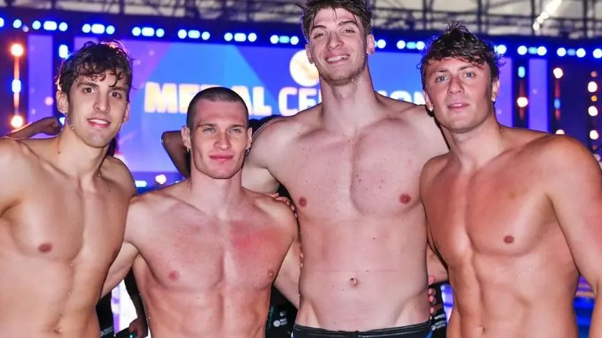 Lamberti (primo da sinistra) e gli italiani della staffetta di bronzo - Foto Instagram/Fabio Cetti