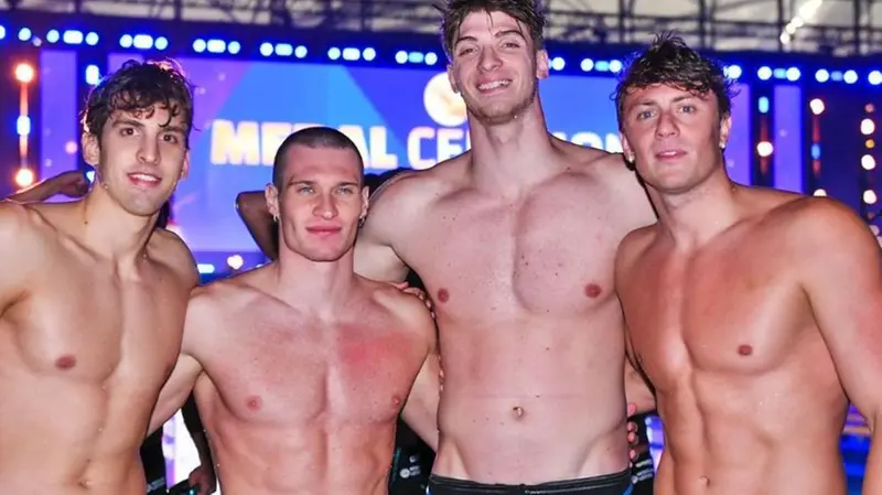 Lamberti (primo da sinistra) e gli italiani della staffetta di bronzo - Foto Instagram/Fabio Cetti