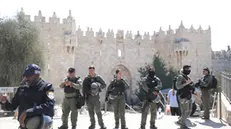 epa10916406 Israeli border police on patrol at the Damascus gate in the old city in Jerusalem , 13 October  2023. Israel limited the entrance to Al Aqsa Mosque complex as Hamas called for a day of rage in reaction to the war between Israel and Hamas.  EPA/ABIR SULTAN