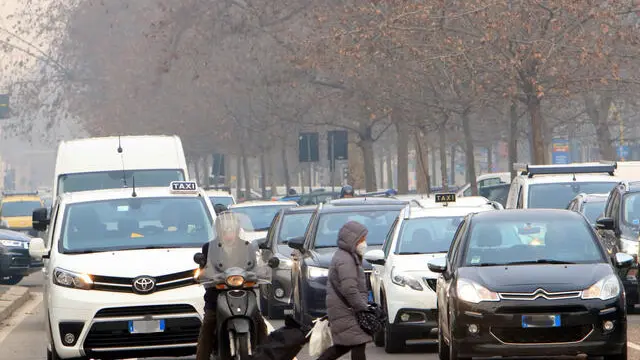 Smog e traffico a Milano, 19 gennaio 2021. ANSA / PAOLO SALMOIRAGO
