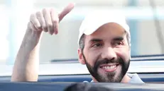 epa11127276 President of El Salvador and candidate for immediate re-election, Nayib Bukele, arrives to vote in San Salvador, El Salvador, 04 February 2024. Nayib Bukele voted amid a strong security device, surrounded by members of his Nuevas Ideas (NI) party and hundreds of followers.  EPA/Bienvenido Velasco