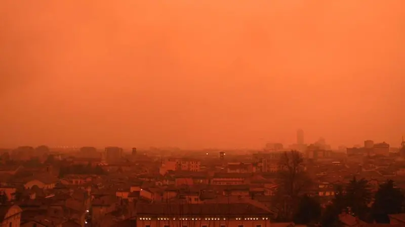 Brescia sotto la pioggia e un cielo arancione a causa dello scirocco la mattina del 21 febbraio 2004 - Foto Nicola Gelfi