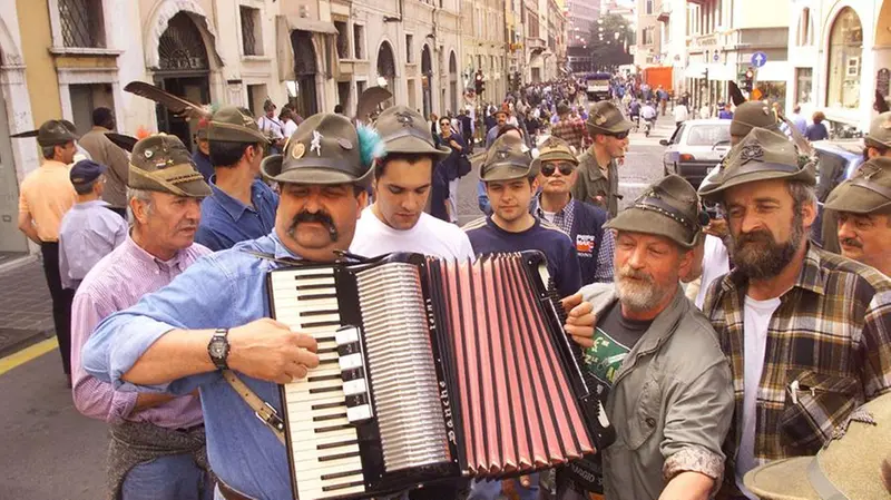 Alpini in via Gramsci nel 2000 in attesa della sfilata della domenica - Foto © www.giornaledibrescia.it