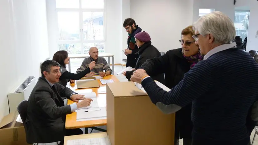 CRONACA BRESCIA ELEZIONI CONSIGLI DI QUARTIERE NELLA FOT IL SEGGIO DI FOLZANO REDAZIONE CRONACA 14-12-2014 GABRIELE STRADA NEW EDEN GROUP