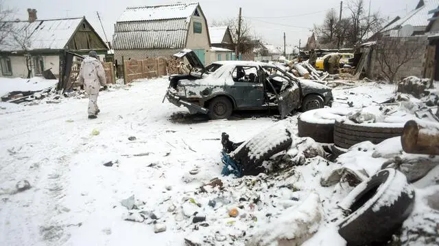epa05777192 A view on a street with a car, damaged after shelling in Avdiivka, Donetsk area, Ukraine, 07 February 2017. According to the Kremlin's official website, Russian President Vladimir Putin and German Chancellor Angela Merkel during a telephone conversation have agreed to intensify diplomatic efforts to facilitate a peaceful resolution of the Ukrainian crisis. EPA/MARKIIAN LYSEIKO