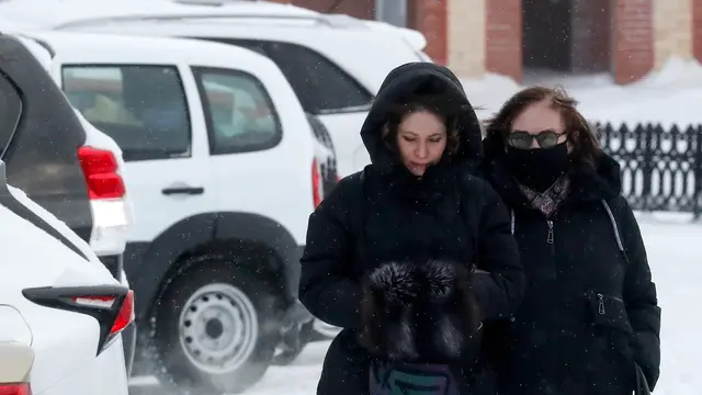 epa11165617 Lyudmila Navalnaya (R), mother of Alexei Navalny, walks accompanied by lawyers after visiting the Investigative Committee in Salekhard, Yamalo-Nenets region, Russia, 19 February 2024. Russian opposition leader and outspoken Kremlin critic Alexei Navalny has died aged 47 in a penal colony, the Federal Penitentiary Service of the Yamalo-Nenets Autonomous District announced on 16 February 2024. A prison service statement said that Navalny 'felt unwell' after a walk on 16 February, and it was investigating the causes of his death. In late 2023, Navalny was transferred to an Arctic penal colony considered one of the harshest prisons.  EPA/ANATOLY MALTSEV